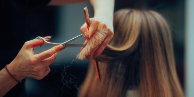 Kadeřnice stříhá vlasy