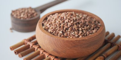 Pohanka v dřevěné misce