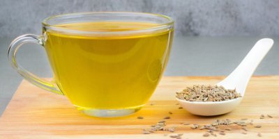 Kmínový čaj a dřevěná lžíce s kmínem