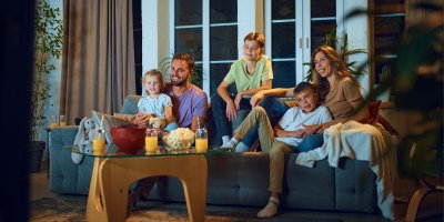 Rodina se dívá na televizi v obýváku