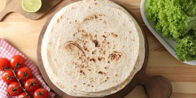 Tortilly na hromadě, okolo zelenina