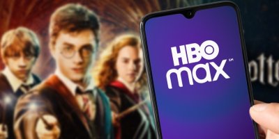 Film Harry Potter a logo HBO max na displeji telefonu
