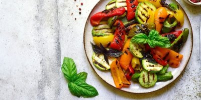 Grilovaná zelenina na talíři