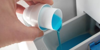 Nalévání aviváže do zásuvky na pračce