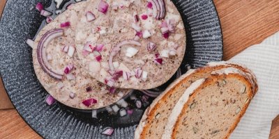 Tlačenka s chlebem a s cibulí