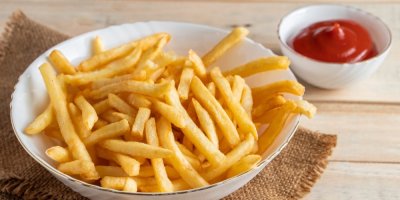 Talíř s hranolky a kečupem