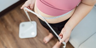 Žena s nadváhou si měří obvod pasu