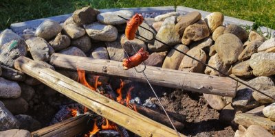 Opékání špekáčků nad ohněm