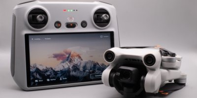 Dron s ovladačem s vestavěným displejem