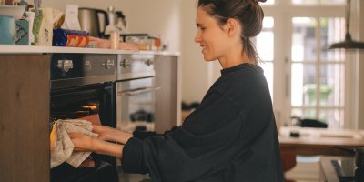 Žena vydělává něco z trouby