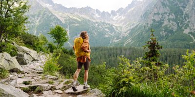 Mladá cestovatelka na túře v horách