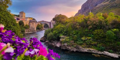 Most nad řekou v přírodě