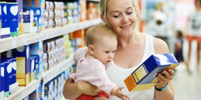 Matka s dítětem v náručí v obchodě