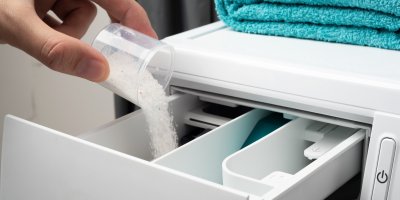 Sypání pracího prášku do pračky