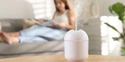 Zvlhčovač vzduchu a žena v pozadí 