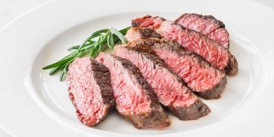 Nepropečené maso na talíři