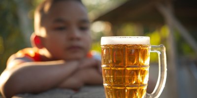 Chlapeček se dívá na půllitr piva