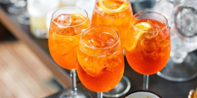 Aperol Spritz ve 4 sklenicích. 