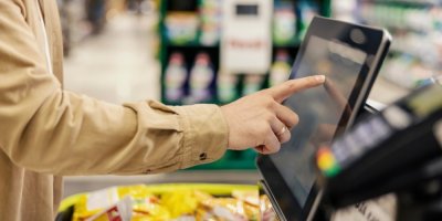 Zákazník u samoobslužné pokladny