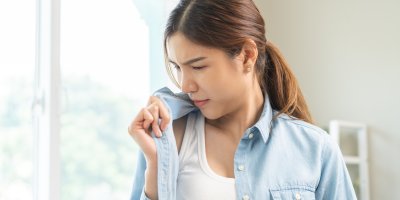 Žena si čichá ke košili