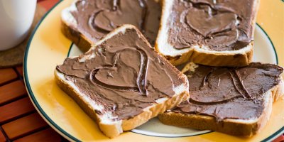 Plátky toastového chleba namazané Nutellou
