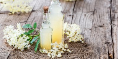 Lahvičky s bezovou tinkturou a likérem a květy bezu