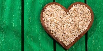 Ovesné vločky v misce ve tvaru srdce
