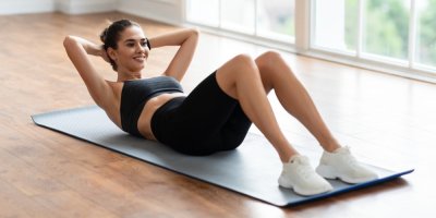Mladá žena cvičí na podložce
