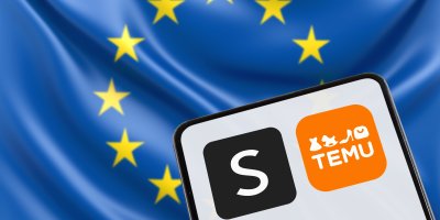 Ikony aplikace Shein a Temu na pozadí vlajky EU