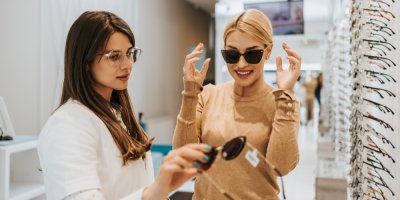 Žena si v optice zkouší sluneční brýle