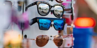 Sluneční brýle na tržnici