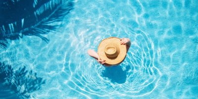 Člověk s kloboukem v bazénu