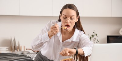 Žena nestíhá sníst snídani