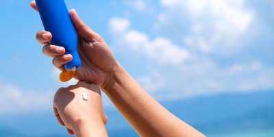 Žena se natírá opalovacím krémem