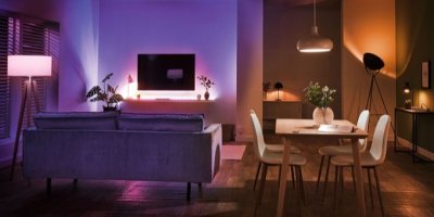 Barevně osvětlený pokoj