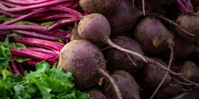 Červená řepa na hromadě