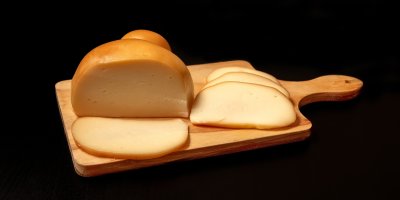 Uzená mozzarella na dřevěném prkénku