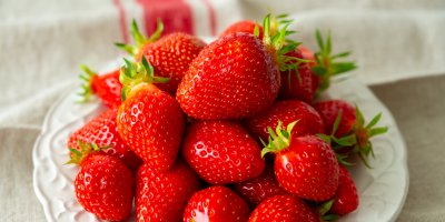 Jahody na bílém talířku