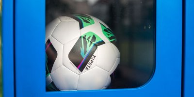 Míč v modrém boxu