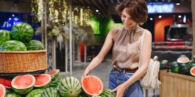 Žena vybírá meloun 