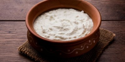 Domácí tvaroh v keramické nádobě