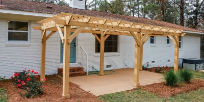 Dřevěná pergola u domu