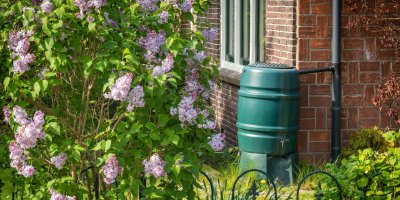 Sud na vodu u domu se zahradou