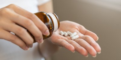 Sypání doplňků stravy do dlaně