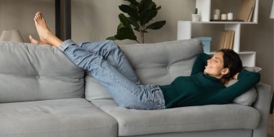 Žena leží na gauči
