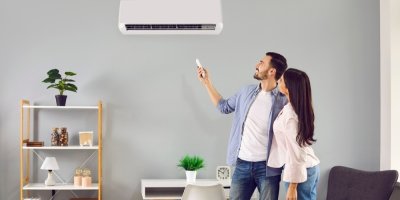 Dva lidé stojí pod domácí klimatizací