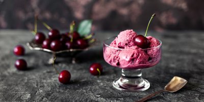 Třešňová zmrzlina, v pozadí třešně