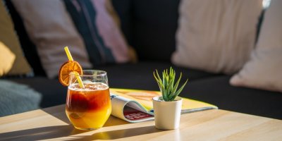 Espresso Orange ve sklenici na stolku