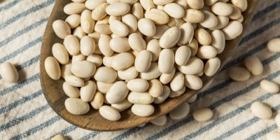 Bílé fazole na dřevěné lžíci