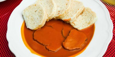 Rajská omáčka s knedlíkem na bílém talíři